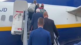 נשיא צכיה עולה למטוס ריינאייר, צילום: מסך אינסטגרם expatscz@